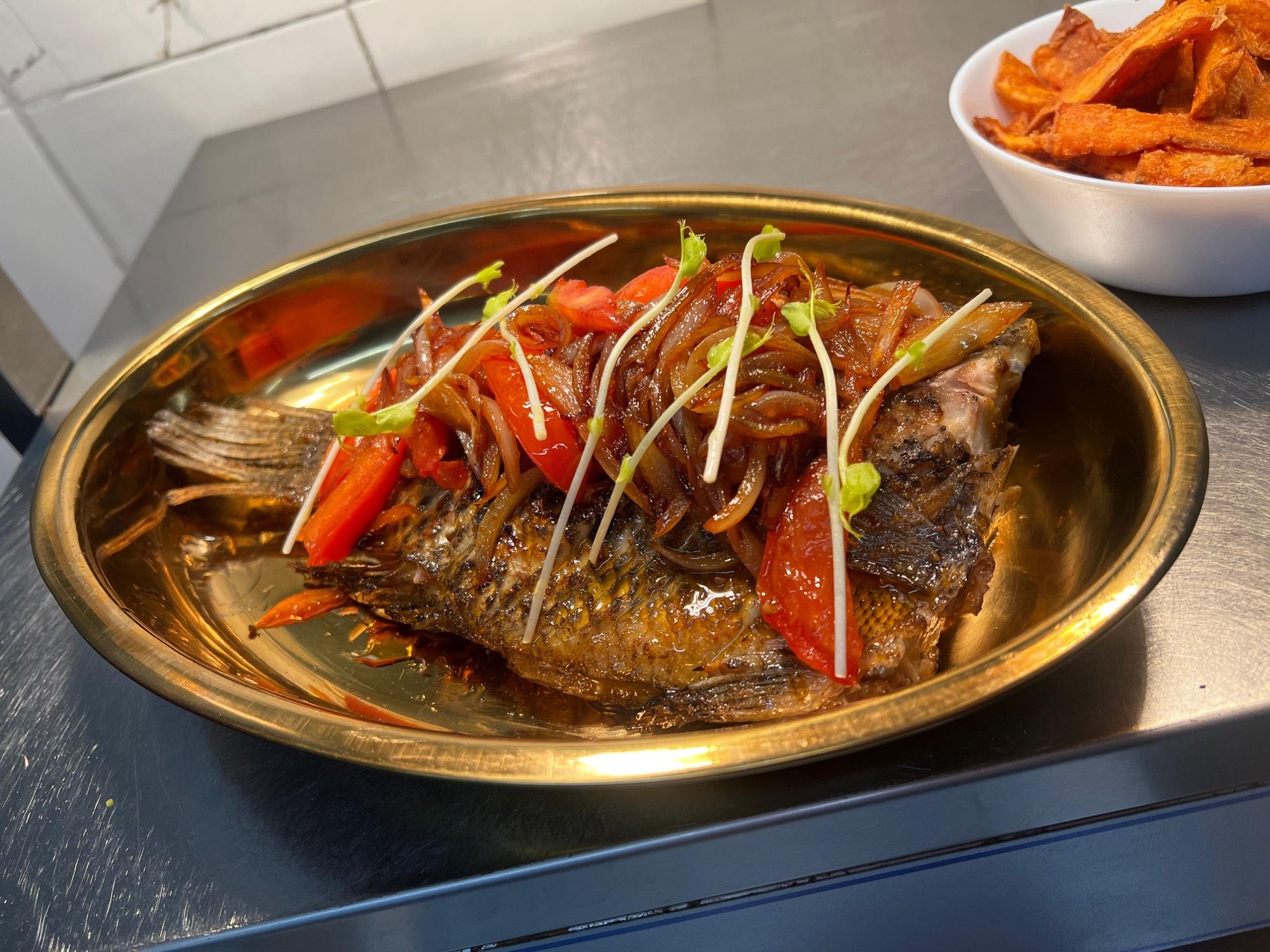 Formule grill de PEACH : tilapia braisé dans son plat doré et frites de patate douce
